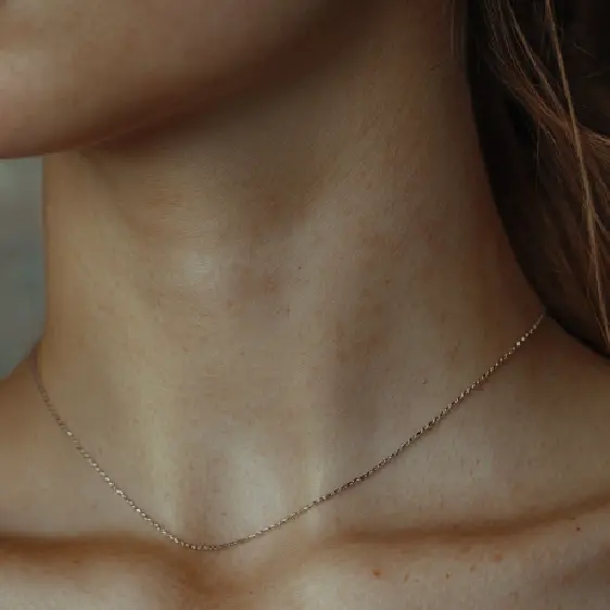 கழுத்து சுருக்கங்கள்: அவை ஏன் நடக்கும் & அவற்றை எவ்வாறு அகற்றுவது